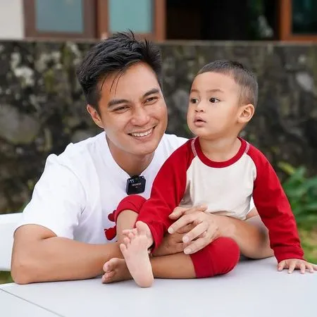 Sederet Potret Ganteng Baim Wong yang Hot Daddy Banget Saat Momong Baby Kiano, Pancarkan Pesona Suami Idaman!