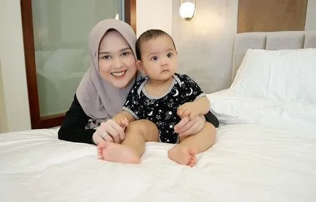 Sederet Potret Gaya Mama Cantik Cut Meyriska, Sudah Satu Tahun Jadi Ibu Semakin Bahagia dan Bercahaya!