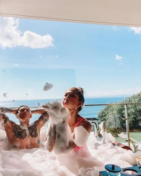 Sederet Potret Hot Liburan Andrea Dian dan Ganindra Bimo di Bali, Ciuman di Pantai Sampai Mandi Bareng di Bathtub