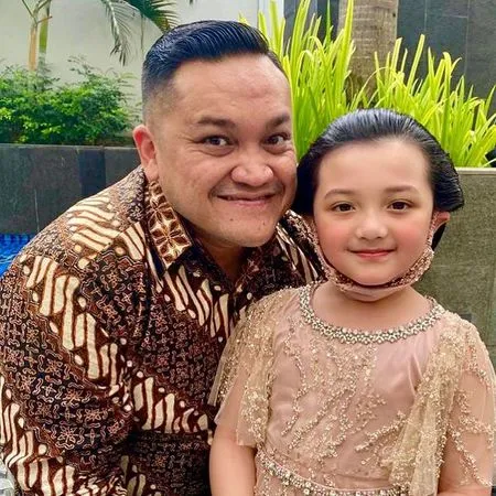 Sederet Potret Lucu Arsy Duduk Anteng Saat Dirias Untuk Acara Siraman Aurel Hermansyah, Bikin Gemas!