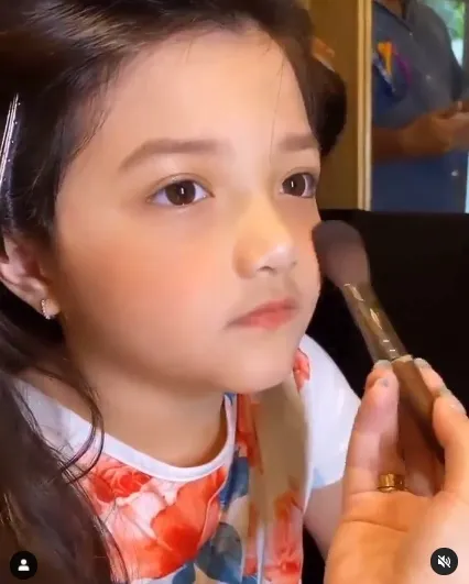 Sederet Potret Lucu Arsy Duduk Anteng Saat Dirias Untuk Acara Siraman Aurel Hermansyah, Bikin Gemas!