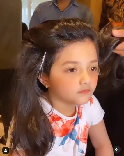 Sederet Potret Lucu Arsy Duduk Anteng Saat Dirias Untuk Acara Siraman Aurel Hermansyah, Bikin Gemas!