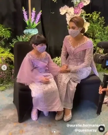 Sederet Potret Lucu Arsy Duduk Anteng Saat Dirias Untuk Acara Siraman Aurel Hermansyah, Bikin Gemas!