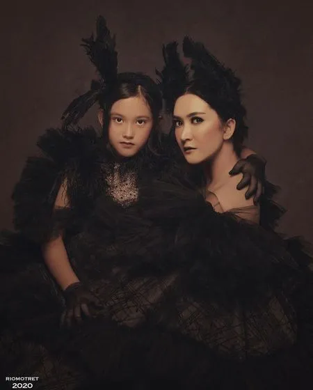Sederet Potret Manis Nafa Urbach dan Mikhaela Putri Semata Wayangnya, Disebut Sama-Sama Cantik Memesona
