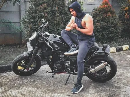 Sederet Potret Ridho DA Naik Motor Gede, Tebar Pesona Gagah dan Macho Pamerkan Bicep di Lengan yang Menonjol!