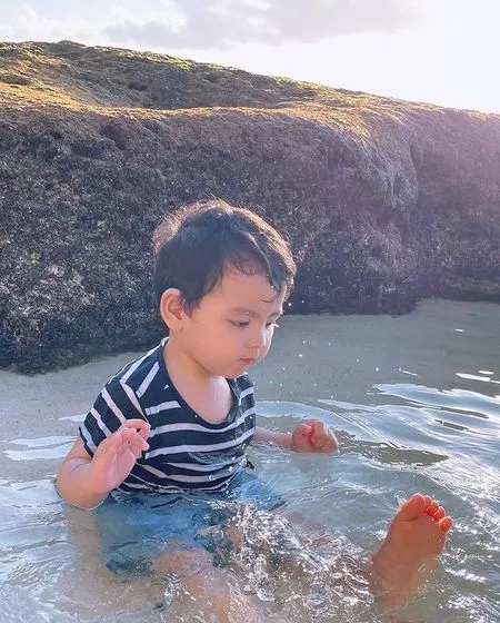 Sederet Potret Terbaru Baby Shaquille Cute Banget Main di Pantai, Anak Roger Danuarta dan Cut Meyriska Banjir Pujian