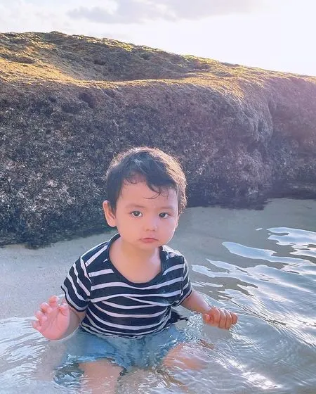 Sederet Potret Terbaru Baby Shaquille Cute Banget Main di Pantai, Anak Roger Danuarta dan Cut Meyriska Banjir Pujian