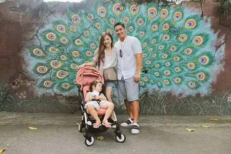 Selalu Bertiga, 8 Potret Keluarga Samuel Zylgwyn Bersama Franda dan Baby Vechia yang Begitu Harmonis
