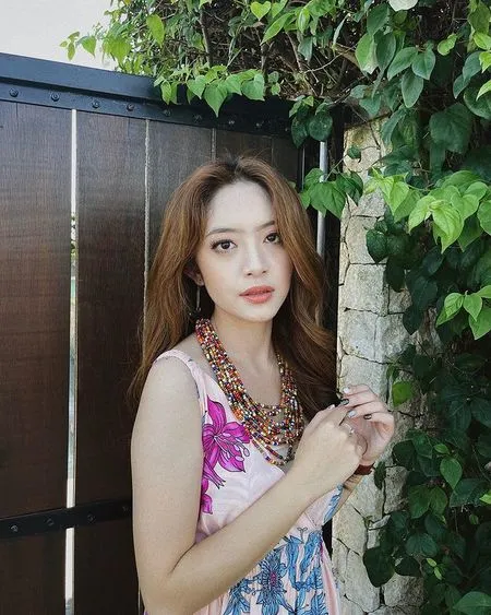 Selalu Cetar, Ini 8 Potret Cantik Natalie Zenn Bintang Sinetron 'NALURI HATI' Pakai Sederet Dress Bermotif Floral