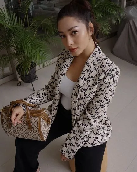 Selalu Modis. Deretan OOTD Bumil Cantik Ala Nikita Willy Pamer Babybump Makin Besar: Gaya On Point Makin Glowing di Masa Kehamilan
