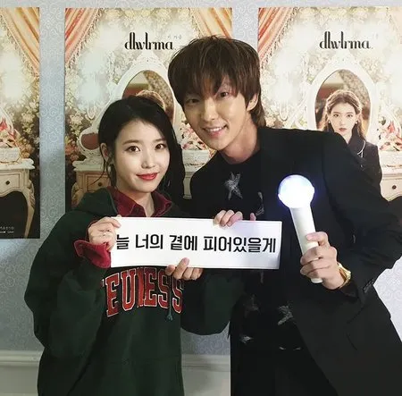 Seleb Hadiri Konser IU, Ada Lee Jun Ki & Bintang 'My Ahjussi'