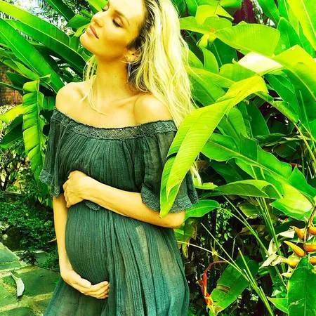 Deretan Seleb Hollywood Sedang Bahagia Menanti Anak di 2018