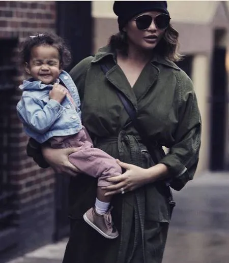 Deretan Seleb Hollywood Sedang Bahagia Menanti Anak di 2018