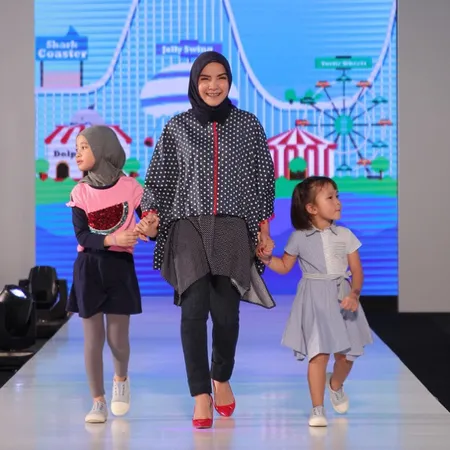 Selebriti Ini Fashion Show Bareng Anak, Lihat Keseruan Mereka!