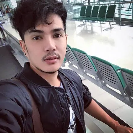 Selfie Ganteng Chumnam Cowok Thailand Suka Makan Sambil Jongkok Kapanlagi Com