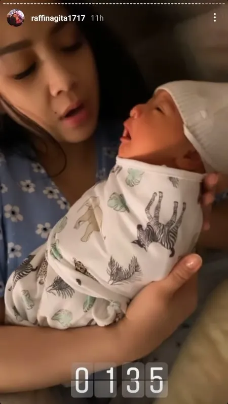 Sempat Cemburu dan Tidur di Box Adik Bayi, Ini Potret Gemas Saat Rafathar dan Rayyanza Bobo Bareng