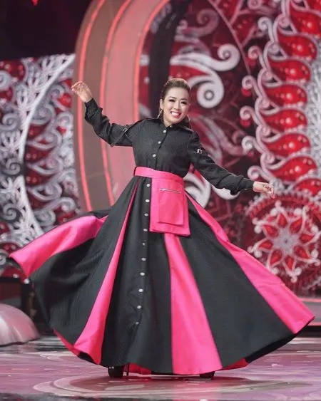 Sempat Curi Perhatian Saat Bergaya Sederhana, Ini Deretan Potret Soimah Kenakan Dress Mewah - Aura Crazy Rich Makin Terpancar