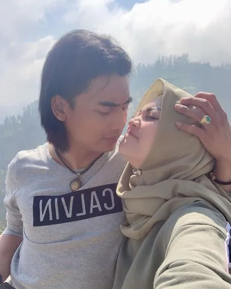 Sempat di Ujung Tanduk, Ini 9 Potret Terkini Charly Van Houten dan Regina - Romantis dan Didoakan Netizen Langgeng