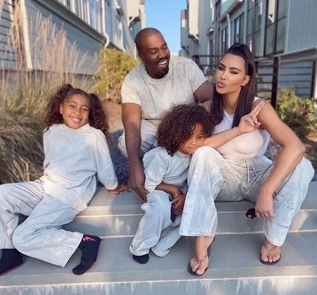 Sempat Dikabarkan Akan Bercerai, Foto-Foto Ini Buktikan Kim Kardashian & Kanye West Tetap Harmonis