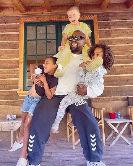 Sempat Dikabarkan Akan Bercerai, Foto-Foto Ini Buktikan Kim Kardashian & Kanye West Tetap Harmonis