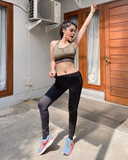 Sempat Gendut Usai Hamil, Intip 8 Foto Katty Butterfly Saat Pamer Body Goals dan Perut Rata