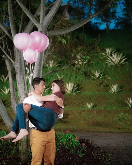 Sempat Tuai Hujatan Karena Posenya Terlalu Hot, Ini 10 Potret Mesra Amanda Manopo dan Arya Saloka yang Bikin Baper