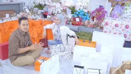 Senilai Belasan Miliar, Intip 11 Potret Istri Crazy Rich Malang Unboxing Kado Ulang Tahun - Ada Baju Merk Ternama Hingga Gadget Kelas Atas