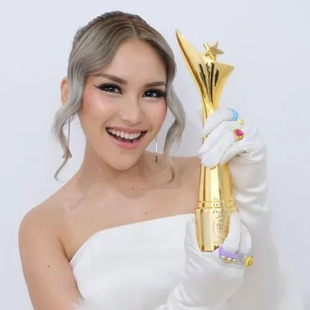 Senyum Bahagia Pamer Piala, Intip Potret Cantik Ayu Ting Ting di ADI 2021 - Komentar Ivan Gunawan Jadi Sorotan