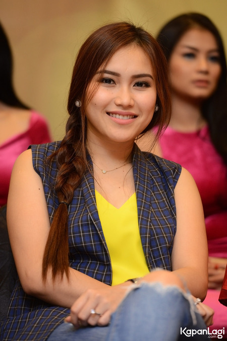 Senyum Lepas Ayu Ting Ting Bentrok Sama Jupe Dan Zaskia Gotik Kapanlagi Com