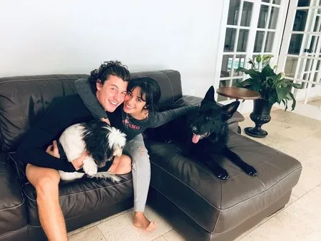 Sepakat Putus, Intip 10 Potret Mesra Shawn Mendes & Camila Cabello yang Kini Tinggal Kenangan - Bikin Penggemarnya Patah Hati