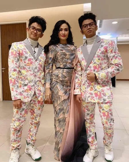 Seperti Ibu Dan Anak Ini 8 Momen Kedekatan Rizki Ridho Bersama Iis Dahlia Kapanlagi Com