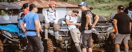Serasa Masih Pacaran, 7 Potret Romantisnya Dinda Hauw dan Rey Mbayang Kencan Naik ATV - Masih Gugup Saat Dipeluk Istri dari Belakang
