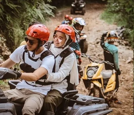 Serasa Masih Pacaran, 7 Potret Romantisnya Dinda Hauw dan Rey Mbayang Kencan Naik ATV - Masih Gugup Saat Dipeluk Istri dari Belakang