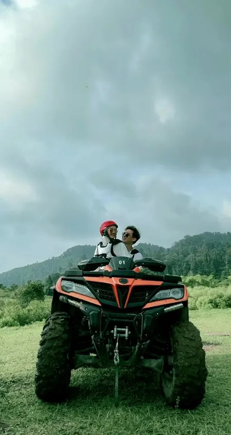 Serasa Masih Pacaran, 7 Potret Romantisnya Dinda Hauw dan Rey Mbayang Kencan Naik ATV - Masih Gugup Saat Dipeluk Istri dari Belakang