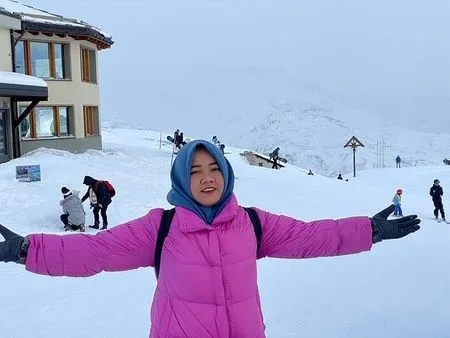 Sering Diajak Raffi-Gigi Liburan, Ini Deretan OOTD Lala Pengasuh Rafathar yang Tak Kalah Hits Saat ke Luar Negeri!