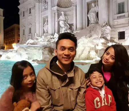 Hasil gambar untuk artis yang menetap di luar negeri