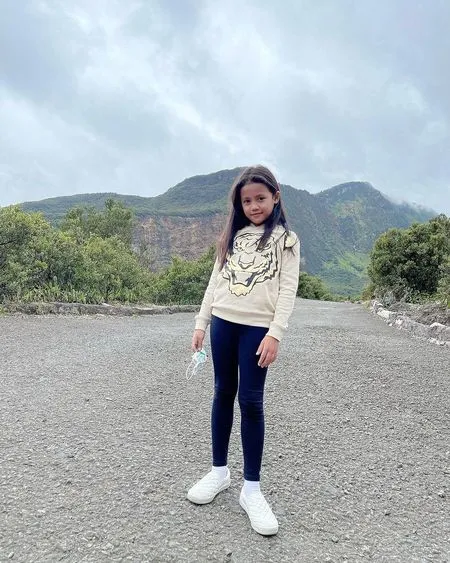 Si Bungsu Kesayangan Ayah, 9 Potret Cantik Putri Charly Van Houten yang Jarang Tersorot