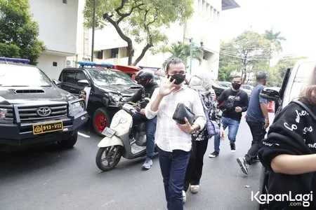 Siap Lawan Haters, 8 Potret Ayah Rozak dan Umi Kalsum Penuhi Panggilan Dari Kepolisian - Ayu Ting Ting Ikut Mendampingi