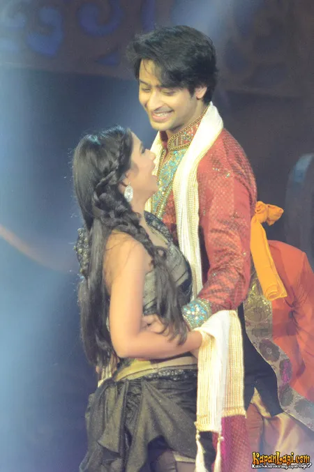 Siap Patah Hati Shaheer Sheikh Peluk Vibha Anand Super Mesra Kapanlagi Com Veebha anand to play arjuna's (shaheer sheikh) wife. shaheer sheikh peluk vibha anand super