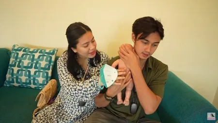 Siap Sambut Kelahiran Sang Buah Hati, 7 Potret Kompak Felicya Angelista dan Caesar Hito Belajar Asuh Bayi Berdua