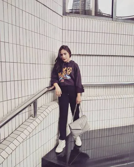 Simpel Chic Ootd Ala Prilly Latuconsina Saat Ke Kampus Kapanlagi Com