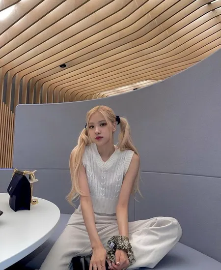 Simple But Stylish, Yuk Intip 8 Potret Member BLACKPINK Dengan Item Fashion Vest!