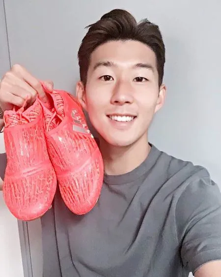 Son Heung Min Pemain Timnas Korea Selatan Yang Ganteng Bak Aktor Kapanlagi Com