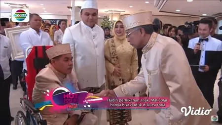 Stroke dan Harus Duduk di Kursi Roda, Ini 8 Momen Mat Solar Menangis Haru Hadiri Pernikahan Putranya