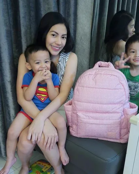 Strong Mom! ini 9 Potret Kezia Karamoy Momong 3 Orang Anaknya Sekaligus - Pinggang Singsetnya Jadi Sorotan