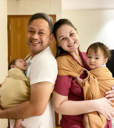 Suami Istri Kompak, 8 Potret Mona Ratuliu dan Indra Brasco Momong Baby Balint - Disayang Bak Anak Kandung Sendiri