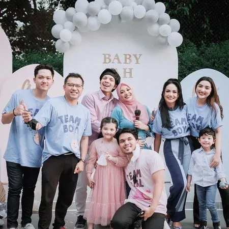 Sudah Bercerai, Ini 7 Mantan Pasangan Artis yang Memiliki Hubungan Harmonis Hingga Kini - Ada yang Rutin Hang Out Bareng