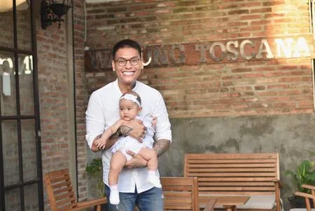 Sudah Jadi Kakek, Ini 6 Potret Hudson IMB Bersama Dengan Cucunya yang Cantik