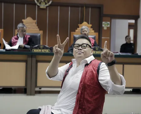 Sudah Jatuh Tertimpa Tangga, 5 Seleb Ini Digugat Cerai Saat Masih Berada di Dalam Penjara