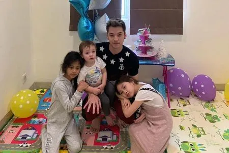 Sudah Resmi Bercerai, Ini 8 Potret Stefan William Momong 4 Anaknya - Aura Hot Daddy Makin Terpancar